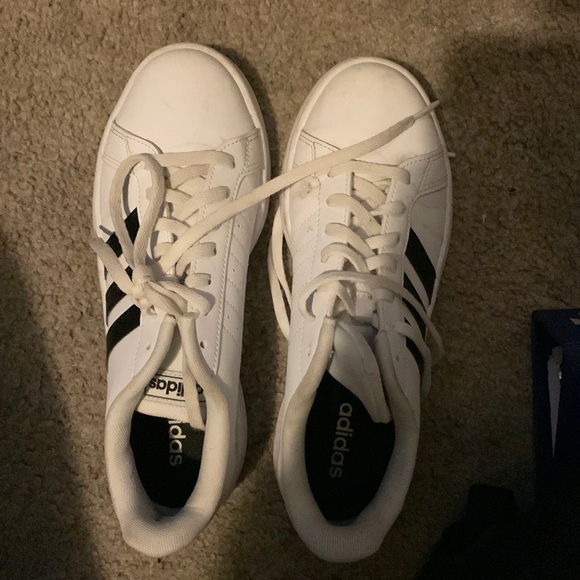 Adidas women size 8 white shoes - Picture 1 of 3